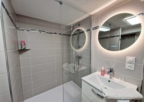 Haartrockner, Handtücher, Seife, Toilettenpapier