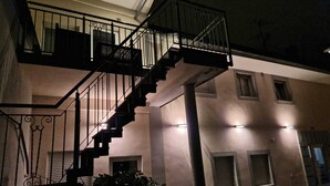 Un edificio de varios pisos con escaleras y balcones.