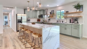 Private kitchen - 4-bedroom house in Oakhurst with views, game room, hot tub, EV charger (Oakhurst)
