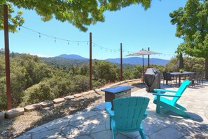 Outdoor dining - 4-bedroom house in Oakhurst with views, game room, hot tub, EV charger (Oakhurst)