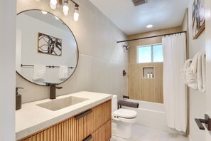 Shower, hair dryer, towels, soap - 4-bedroom house in Oakhurst with views, game room, hot tub, EV charger (Oakhurst)