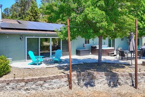 Outdoor dining - 4-bedroom house in Oakhurst with views, game room, hot tub, EV charger (Oakhurst)