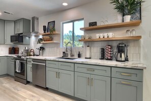 Private kitchen - 4-bedroom house in Oakhurst with views, game room, hot tub, EV charger (Oakhurst)