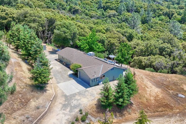 Exterior - 4-bedroom house in Oakhurst with views, game room, hot tub, EV charger (Oakhurst)