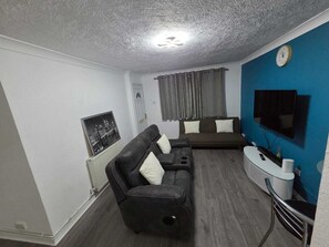 Living area - Colchester - 3-bedroom apartment with WiFi - Colchester (Colchester)
