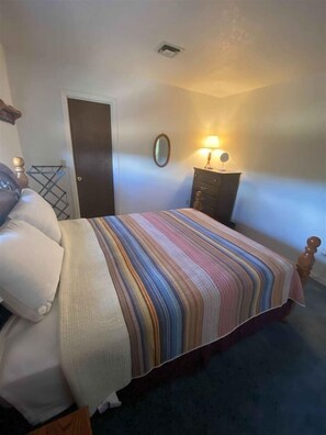 Iron/ironing board, WiFi, bed sheets - Ken`s Retreat- Come relax in our home (Navajo County)