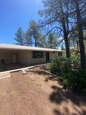 Exterior - Ken`s Retreat- Come relax in our home (Navajo County)