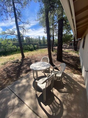 Outdoor dining - Ken`s Retreat- Come relax in our home (Navajo County)