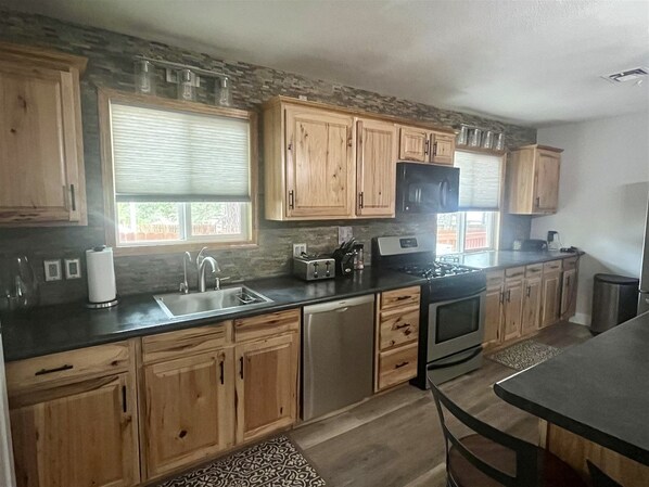 Fridge, oven, dishwasher, coffee/tea maker