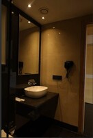 Ducha, artículos de tocador gratuitos, toallas, jabón