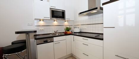 Fridge, microwave, stovetop, dishwasher