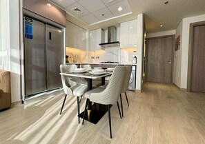 Appartement Familial, 3 chambres, balcon, vue piscine | Salle à manger
