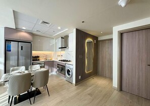 Dining room - Spacious 3BR in Azizi Riviera by Bespoke (Dubai)