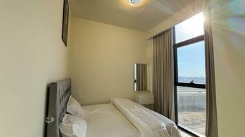 Apartamento família, 3 quartos, sacada, vista para a piscina | Ferros/tábuas de passar roupa, Wi-Fi de cortesia