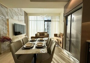 Dining room - Spacious 3BR in Azizi Riviera by Bespoke (Dubai)