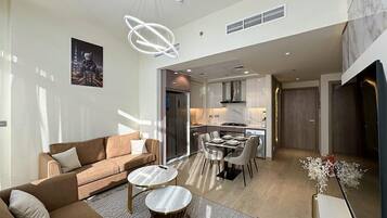 Apartamento família, 3 quartos, sacada, vista para a piscina | Área de estar | Smart TV 55 polegadas com canais a cabo