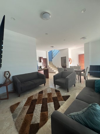 Smart TV. Tacho's House 3-bedroom house in delightful La Paz with AC, WiFi