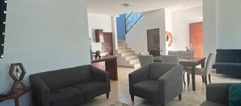 Tacho's House 3-bedroom house in delightful La Paz with AC, WiFi