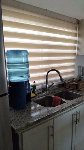 Een microgolfoven, een oven, een koffiezetapparaat/waterkoker