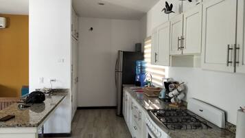 Een microgolfoven, een oven, een koffiezetapparaat/waterkoker