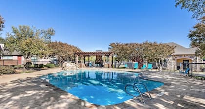 Chic 2-bedroom apartment with pool, fitness room in vibrant Addison