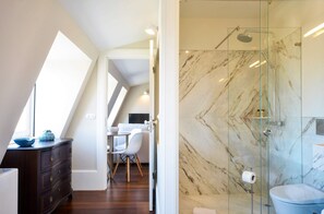 Bathroom - Modern Apartment in Porto's Vibrant Heart (Porto)