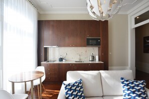 Romantic Apartment, 1 Bedroom | Private kitchen | Fridge, microwave, oven, coffee/tea maker - Modern Apartment in Porto's Vibrant Heart (Porto)