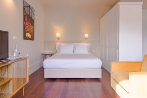 14 bedrooms, iron/ironing board - Modern Apartment in Porto's Vibrant Heart (Porto)