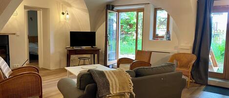 Een televisie, een open haard, een dvd-speler en een stereo