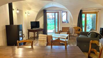 Televisie, een open haard, een dvd-speler en een stereo