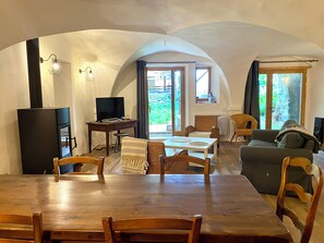 Télévision, cheminée, lecteur de DVD, chaîne hi-fi