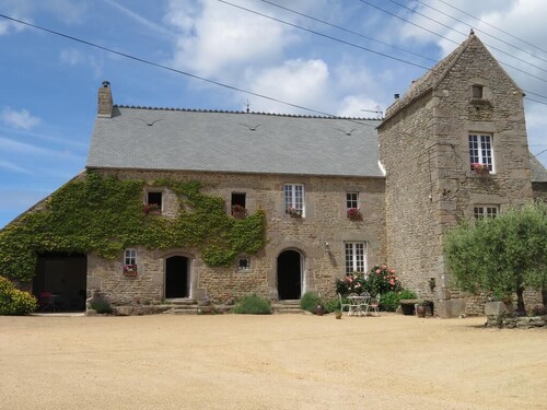 GITE IN A QUIET MANOR 2km from the sea