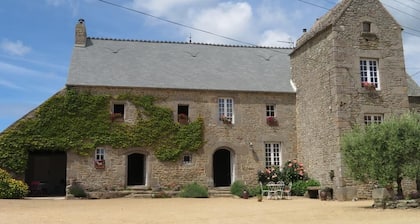 GITE IN A QUIET MANOR 2km from the sea