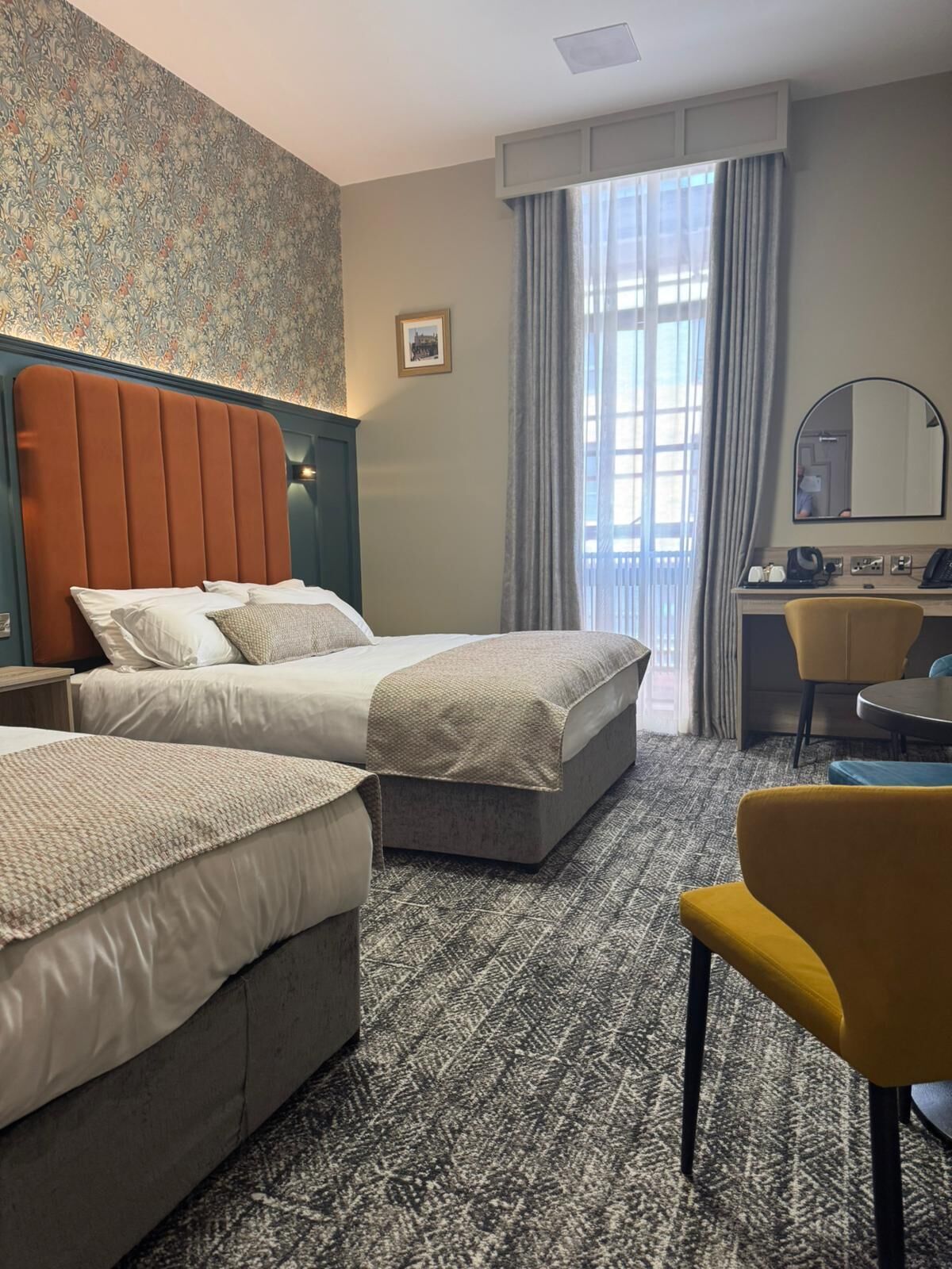 Habitación Confort doble | Caja fuerte, escritorio, tabla de planchar con plancha y wifi gratis