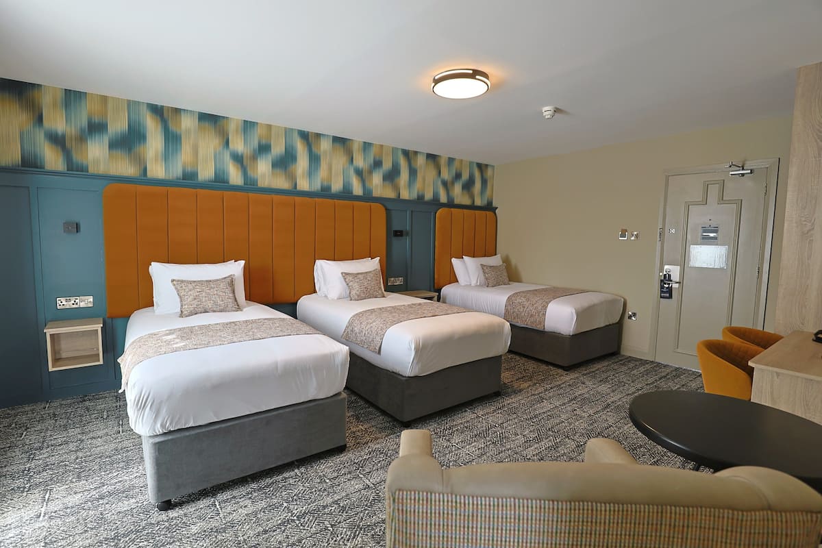 Classic Triple Room | In-room safe, desk, iron/ironing board, free WiFi