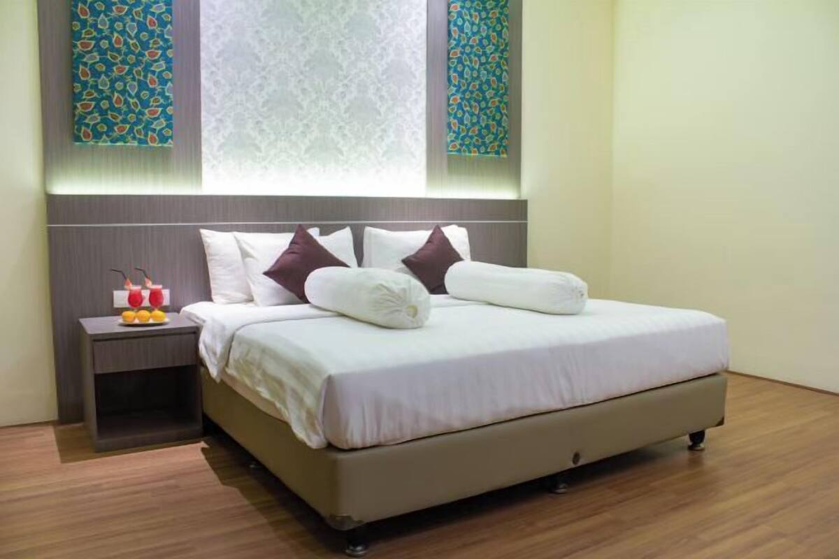 Schreibtisch, laptopgeeigneter Arbeitsplatz, kostenloses WLAN