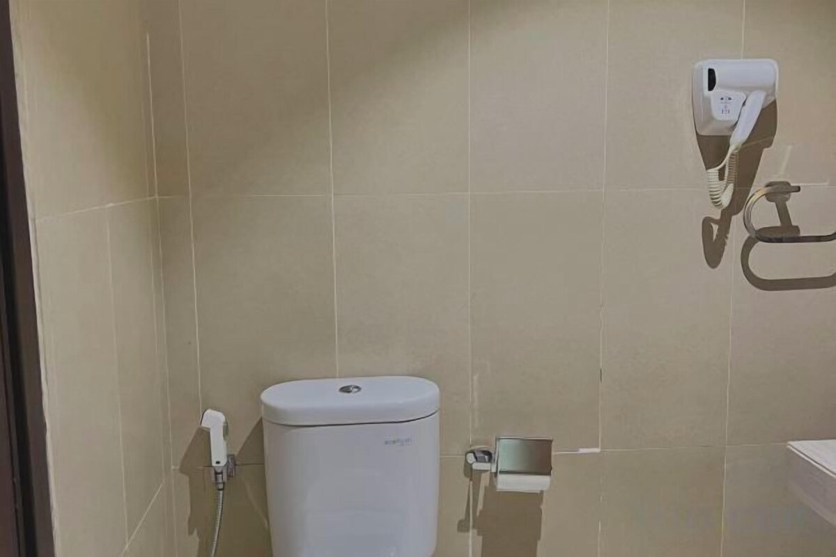 Shower, rainfall showerhead, free toiletries, hair dryer