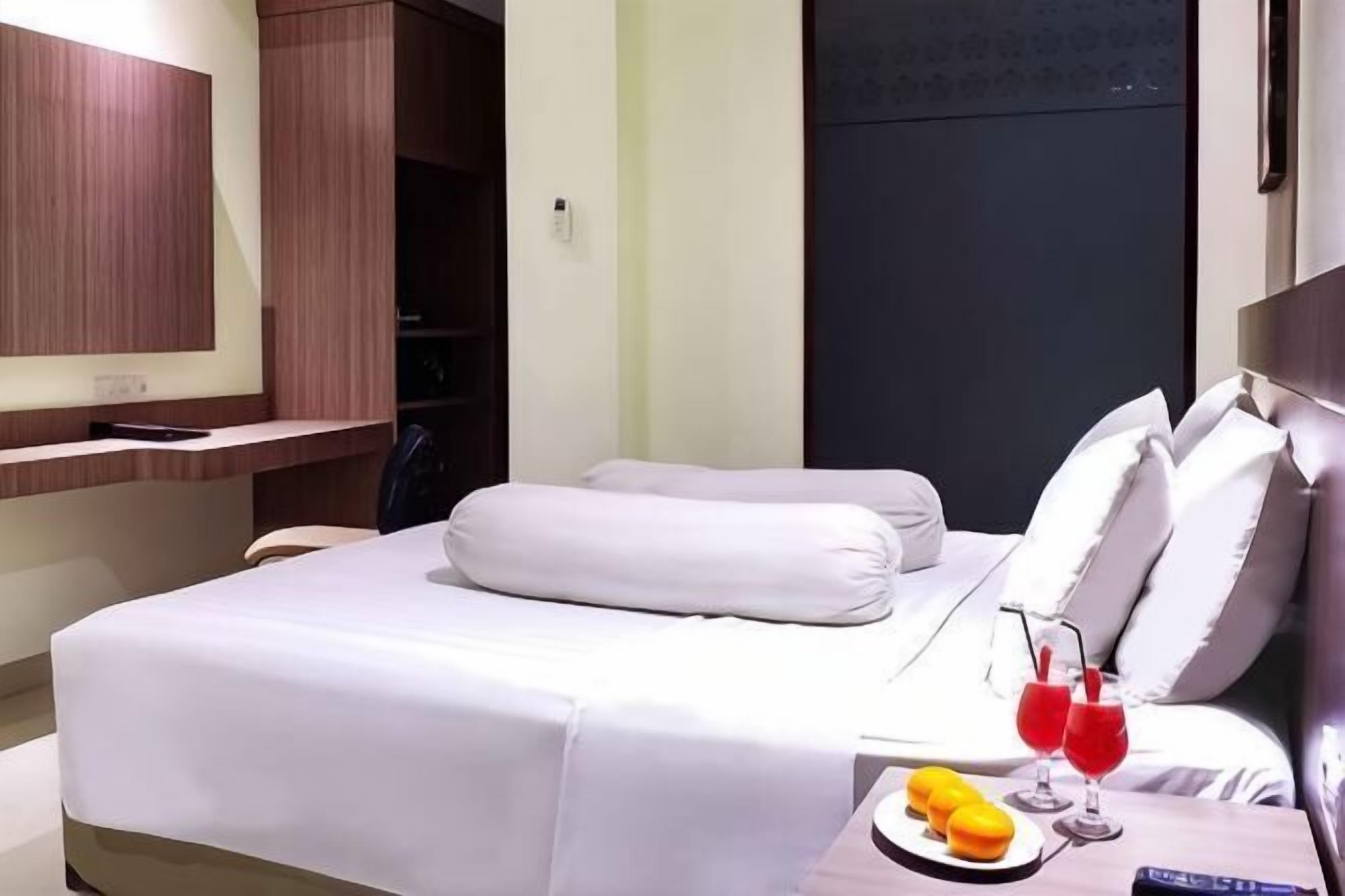 Bureau, espace de travail pour ordinateur portable, Wi-Fi gratuit