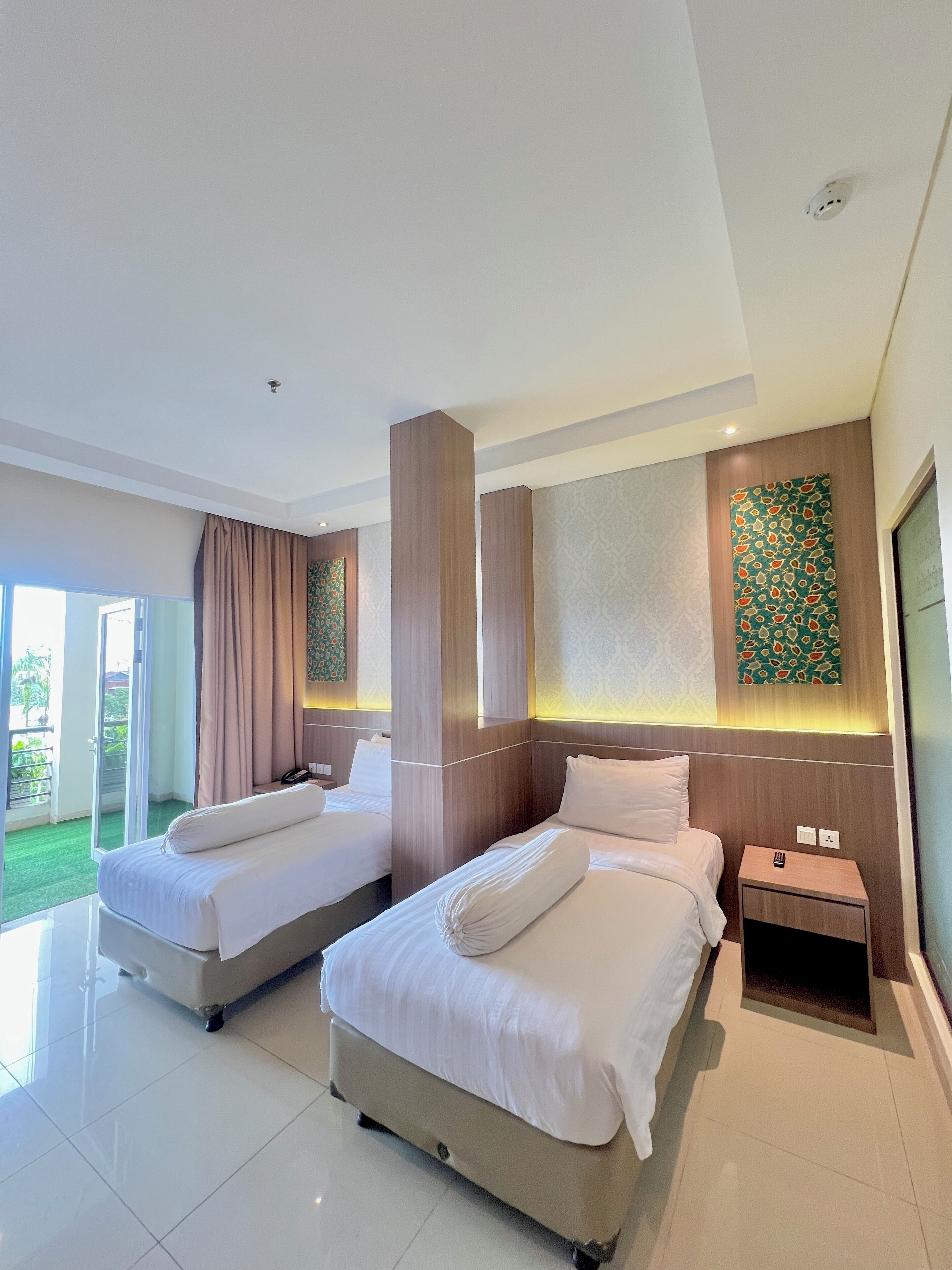 Tomannsrom – grand | Skrivebord, skrivebord for bærbar PC, wi-fi (inkludert) og sengetøy