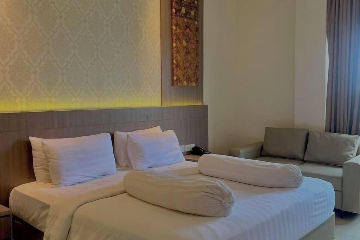 Desk, laptop workspace, WiFi (free), bed sheets