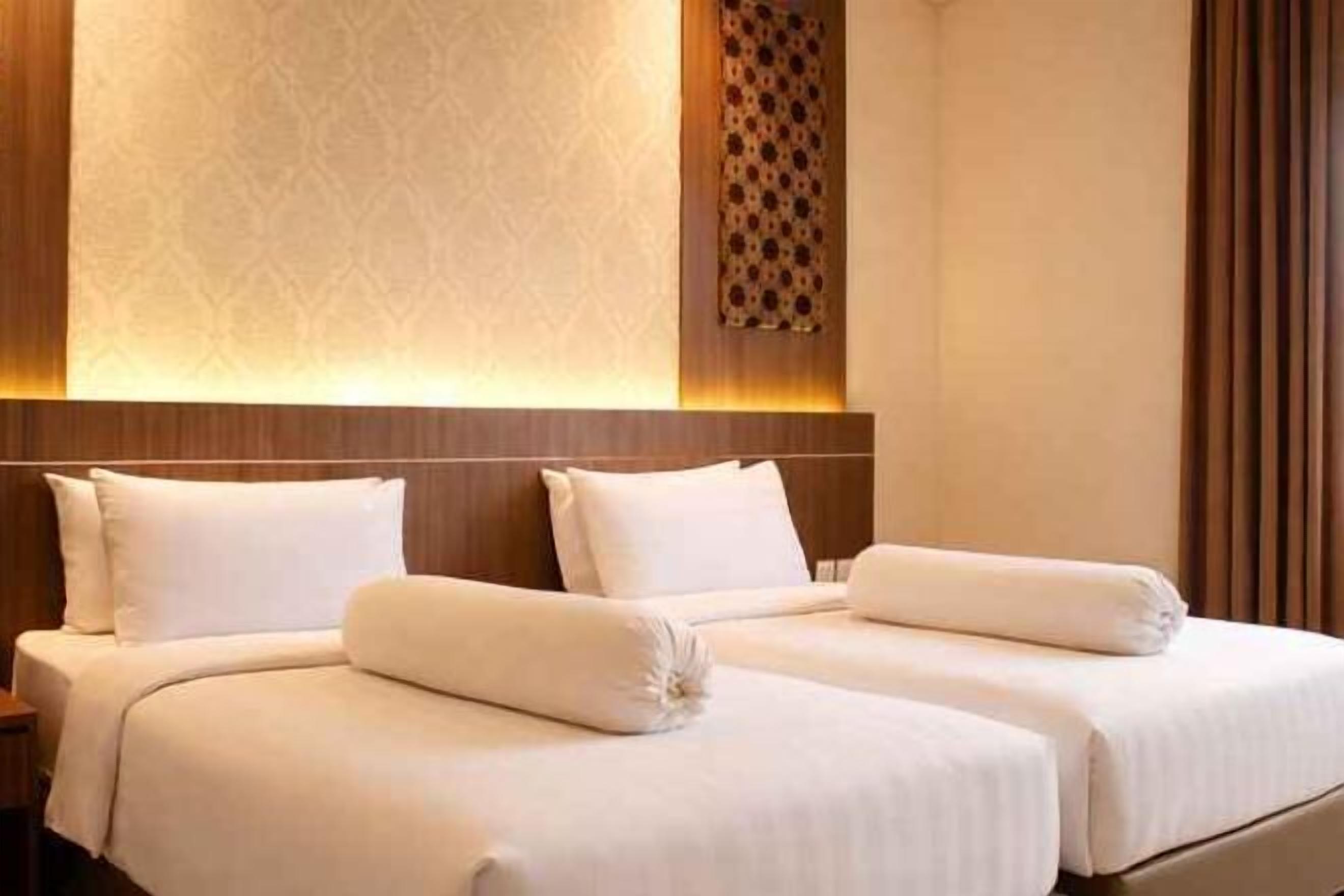 Desk, laptop workspace, free WiFi, bed sheets