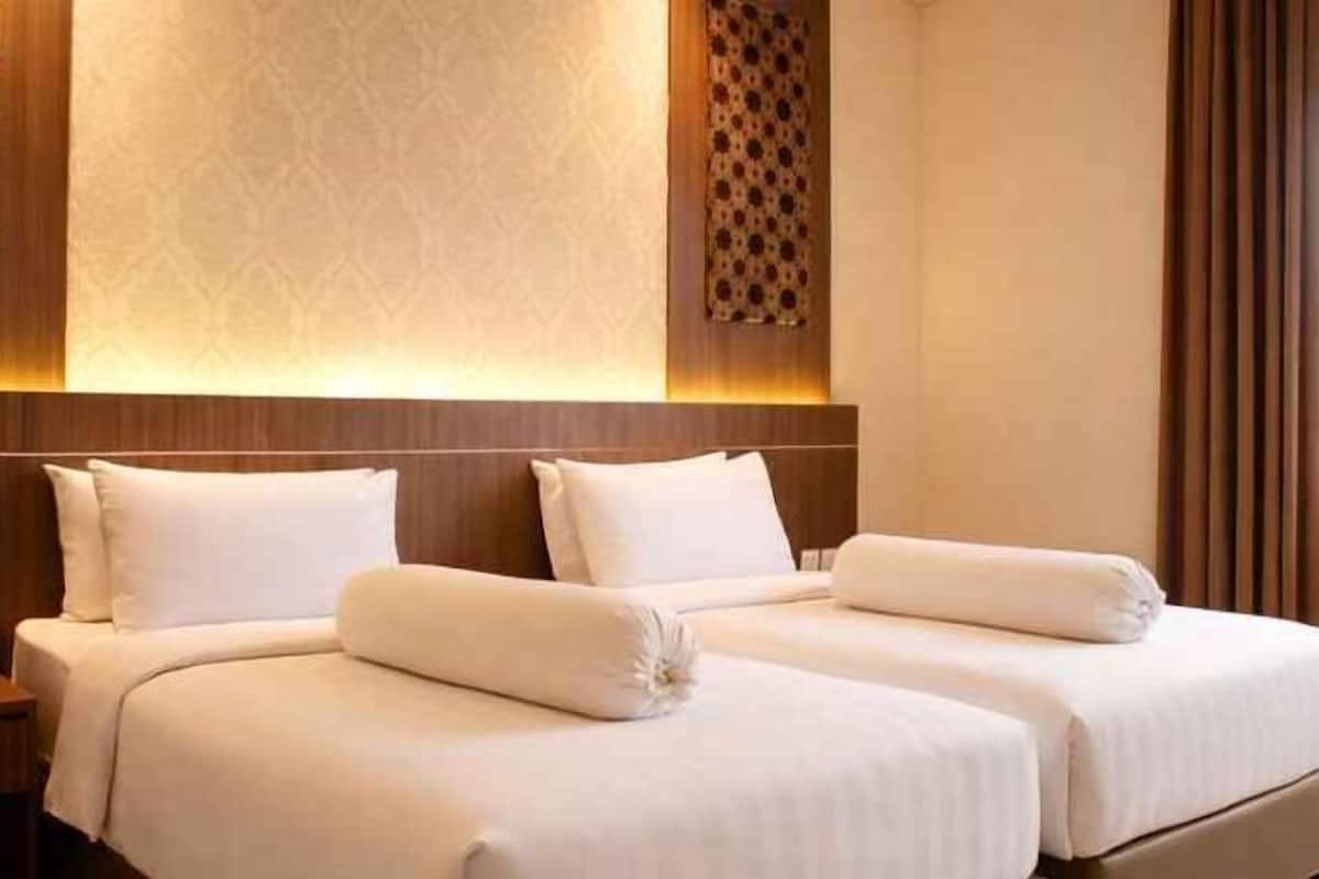 Desk, laptop workspace, free WiFi, bed sheets