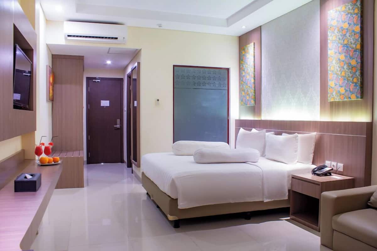 Desk, laptop workspace, free WiFi, bed sheets
