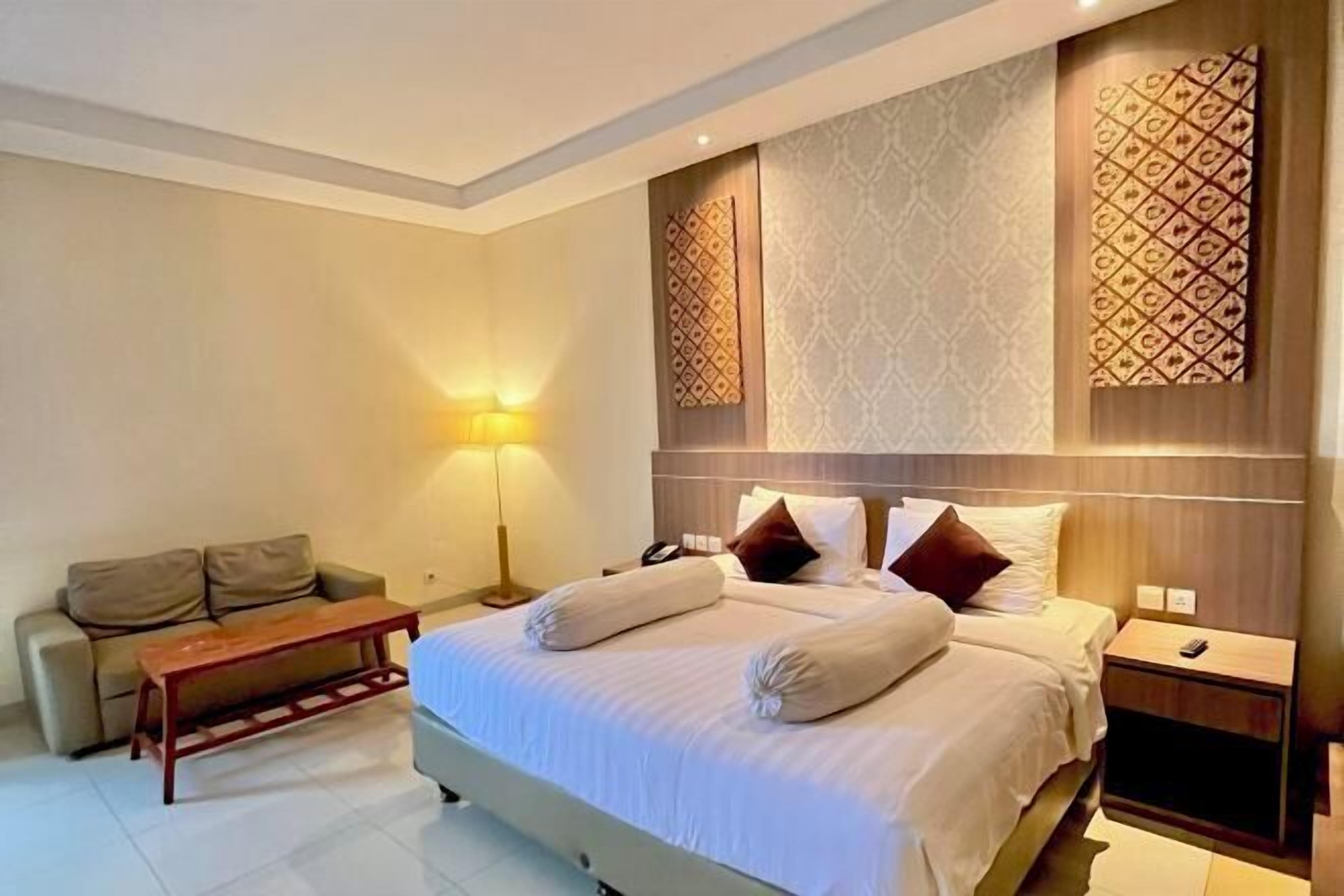 Bureau, espace de travail pour ordinateur portable, Wi-Fi gratuit