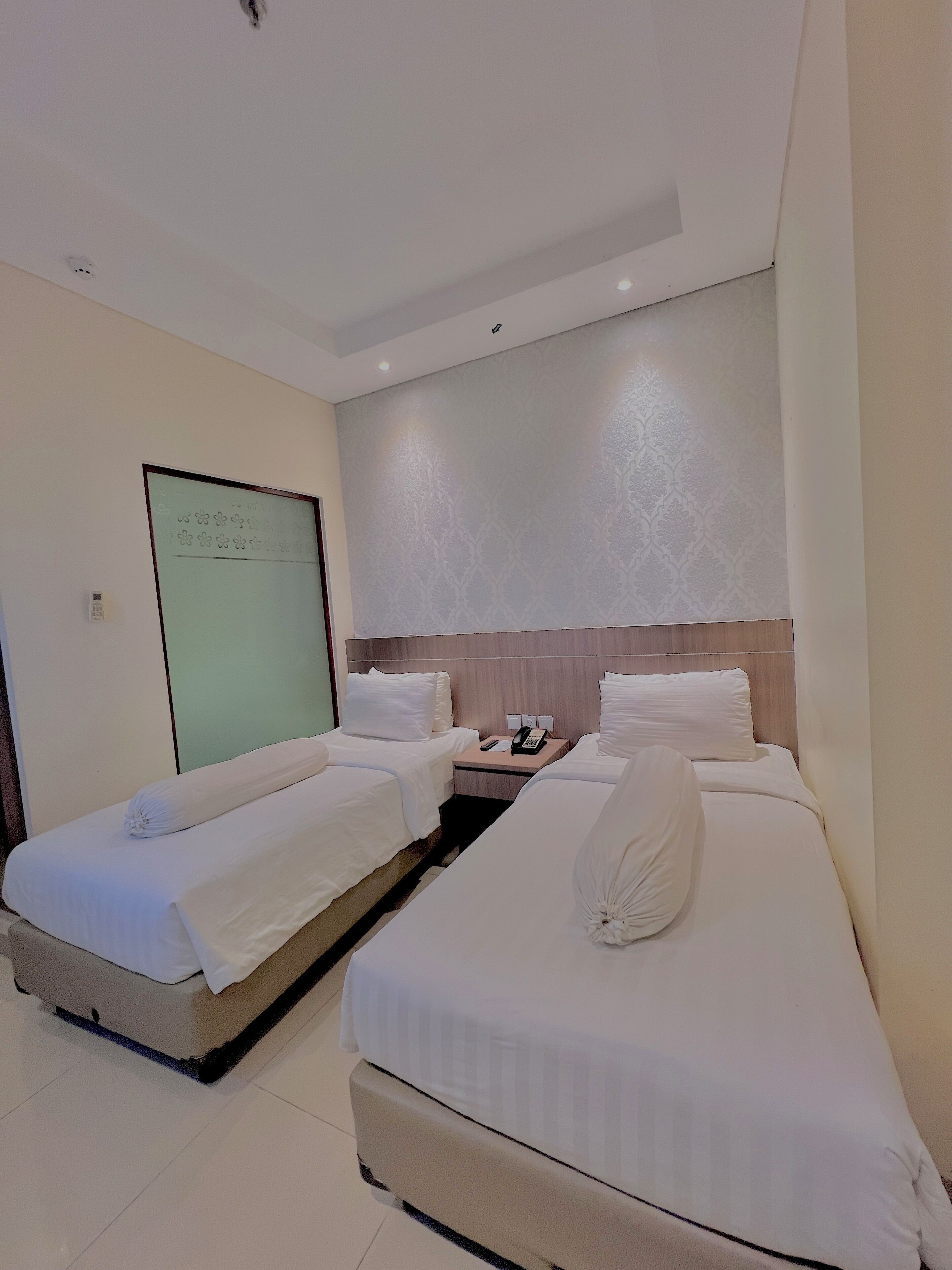 Bureau, espace de travail pour ordinateur portable, Wi-Fi gratuit