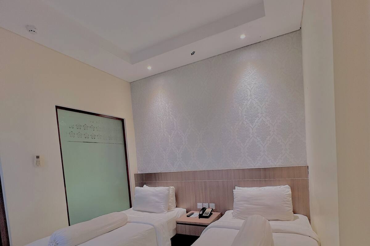 Schreibtisch, laptopgeeigneter Arbeitsplatz, kostenloses WLAN