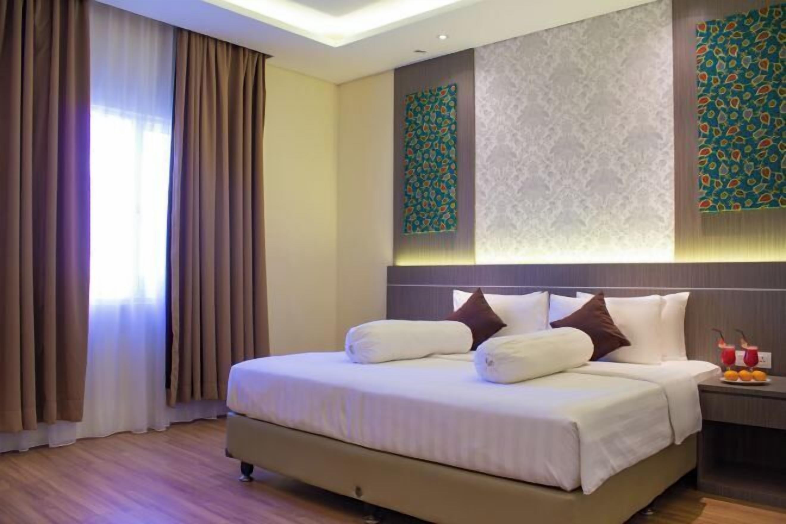 Bureau, espace de travail pour ordinateur portable, Wi-Fi gratuit