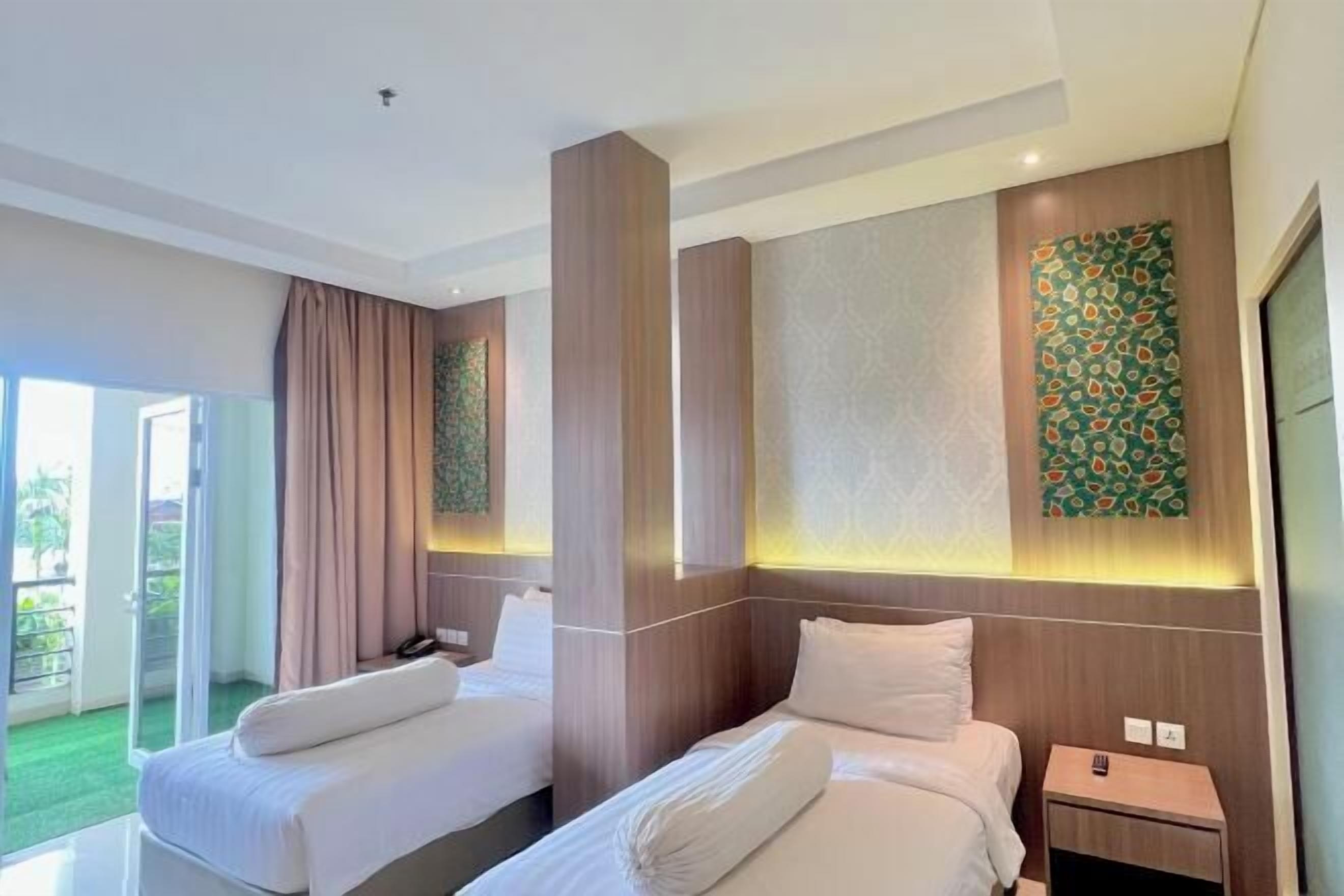 Bureau, espace de travail pour ordinateur portable, Wi-Fi gratuit