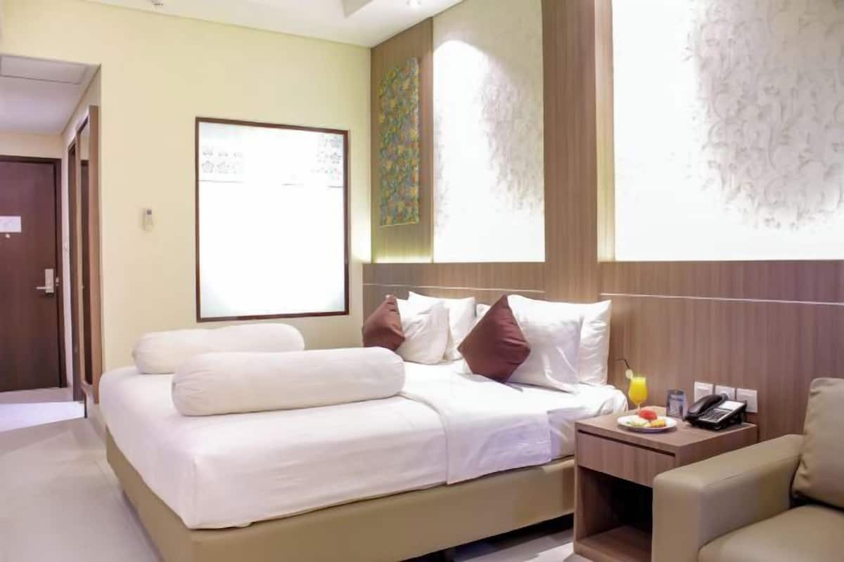 Desk, laptop workspace, free WiFi, bed sheets