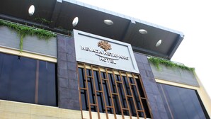Nevada Kepang Hotels moderna exteriör präglas av en iögonfallande skylt och vertikala persienner.